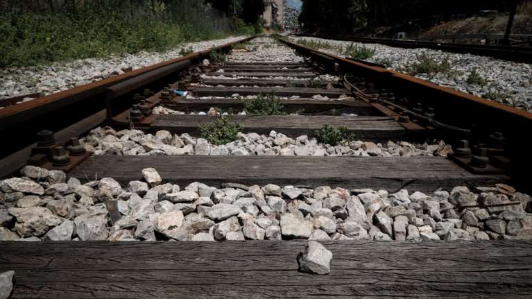 Πάτρα: Πάρκαρε το αυτοκίνητό του πάνω στις γραμμές - Το παρέσυρε διερχόμενο τρένο, σε κατάσταση σοκ οι επιβάτες