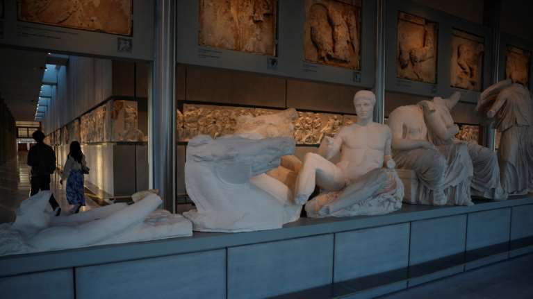 Πρωτότυπη ιδέα από το Politico για τα Μάρμαρα του Παρθενώνα: &quot;Ελλάδα! Θέλεις πίσω τα μάρμαρά σου; Κλέψτα!&quot;