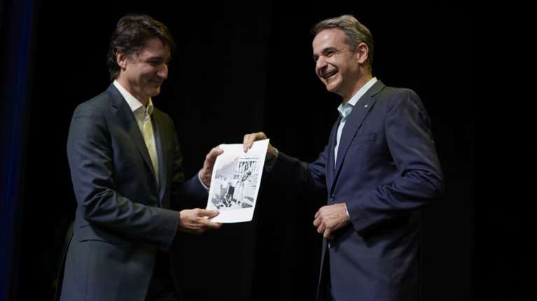 Κυριάκος Μητσοτάκης: Εδειξε φωτογραφία του Τριντό από επίσκεψη στην Ακρόπολη πριν 41 χρόνια [εικόνες]