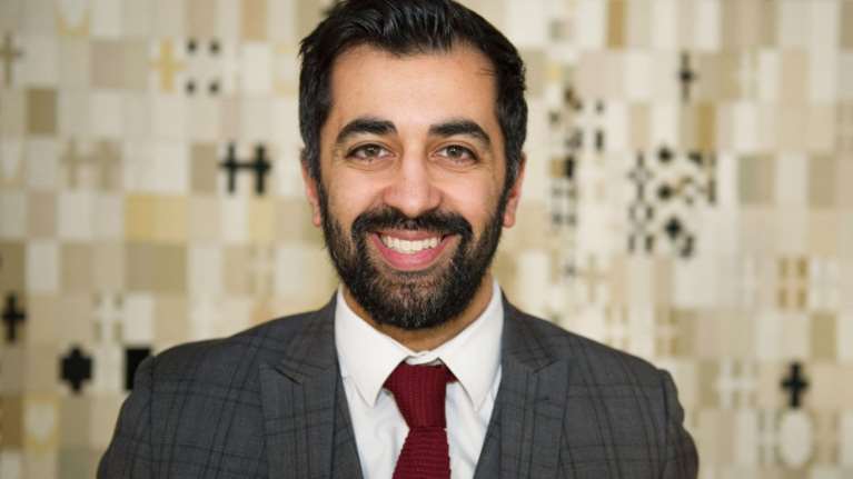 Ο πρώτος μουσουλμάνος πρωθυπουργός στην Ευρώπη: Ο Χάμζα Γιουσάφ, γιος Πακιστανών μεταναστών, ηγέτης της Σκωτίας