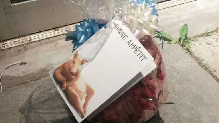 Κεφάλια χοίρων εντοπίστηκαν έξω από τζαμιά στο Παρίσι: Συνοδεύονταν από προκλητική κάρτα που γράφει "Καλή όρεξη"