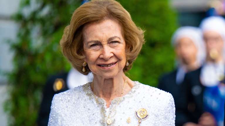 Fashion icon στα 85 της η βασίλισσα Σοφία: Στη Μαδρίτη με κομψό γκρι κοστούμι και layering από κοσμήματα