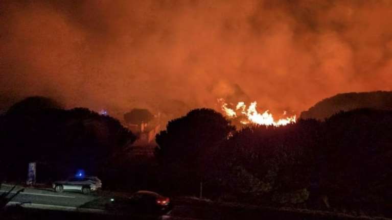 Πανικός σε κάμπινγκ στη νότια Γαλλία εξαιτίας πυρκαγιάς: 3.000 παραθεριστές το εγκατέλειψαν σε λίγα λεπτά [βίντεο]