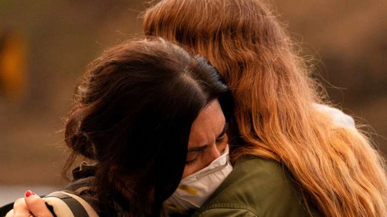 Λος Άντζελες: Φαινόμενα αισχροκέρδειας σε βάρος πυρόπληκτων - Τα σπίτια τους έγιναν στάχτες και τώρα τους ζητάνε αστρονομικά ποσά