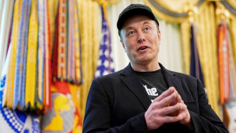 Κωλoτούμπα Μασκ: Μετά τις απειλές για νέο κόμμα, ο Mr Tesla αποδίδει τα εύσημα στον Τραμπ για την επίλυση κρίσεων