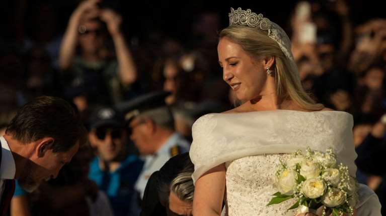 Η αιθέρια νύφη Θεοδώρα και το royal bridal look: Το δαντελένιο νυφικό με τη λαιμόκοψη bardot που έμεινε 4 χρόνια στην ντουλάπα