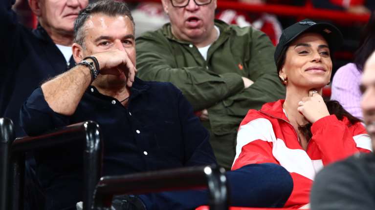 Γιώργος Λιάγκας - Μαρία Αντωνά: Η αμηχανία τους στις εξέδρες του ΣΕΦ όταν κατάλαβαν ότι τους φωτογραφίζουν