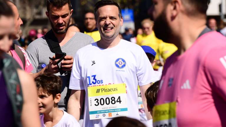 Ημιμαραθώνιος Αθήνας: Ο Χάρης Δούκας έτρεξε στο Family Run των 5χλμ [βίντεο]