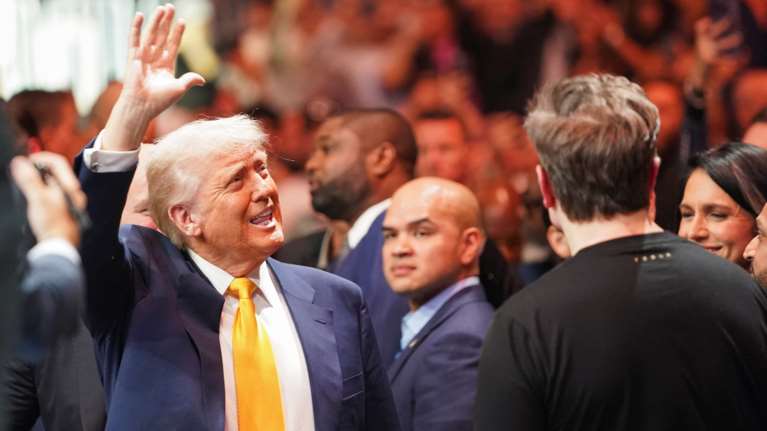 Χαίρει άκρας υγείας ο Τραμπ: Κοντεύει τα 79, έχει ύψος 1.90, βάρος 101 κιλά και πίεση 128/74