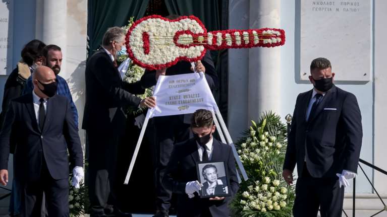 Με "τσιγάρα, ποτά και ξενύχτια" φίλοι και συγγενείς είπαν το τελευταίο "αντίο'' στον Χρήστο Κυριαζή [εικόνες - βίντεο]