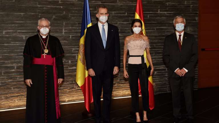 Βασίλισσα Λετίσια: Σε επίσημο δείπνο με slim παντελόνι και ροζ στράπλες τοπ