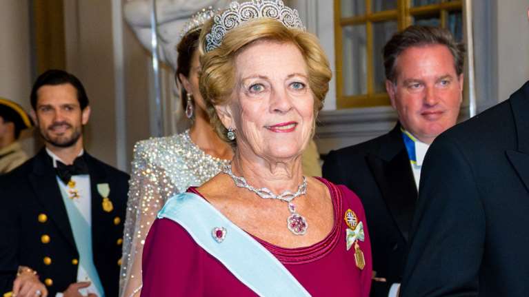 Άννα Μαρία: Με κομψό look και τσάντα Louis Vuitton στο ξενοδοχείο Μεγάλη Βρεταννία μαζί με τον Νικόλαο