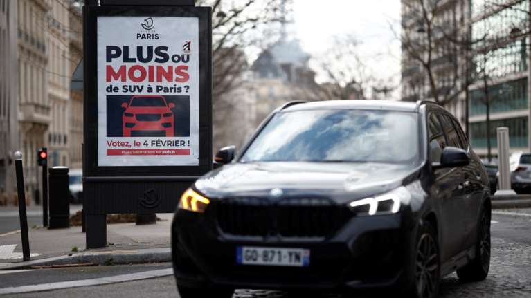 Το Παρίσι διώχνει τα SUV από τους δρόμους του: 18 ευρώ την ώρα θα κοστίζει το πάρκινγκ για τα μοδάτα τζιπ