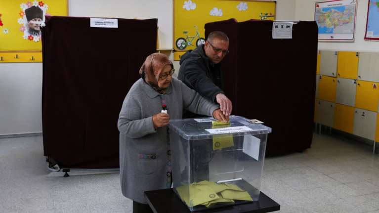 Εκλογές στην Τουρκία: Ουρές μπροστά από τις κάλπες - 5,2 εκατ. Τούρκοι έχουν δει ηγέτη μόνο τον Ερντογάν