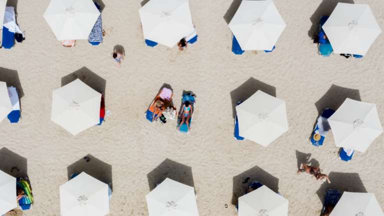 Ποιοι Έλληνες εφοπλιστές και επιχειρηματίες "κατεβαίνουν" σε παραλίες και πλαζ