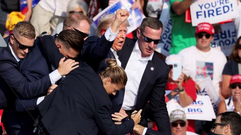 Οι πρώτες δηλώσεις Τραμπ μετά την απόπειρα δολοφονίας: &quot;Χτυπήθηκα στο δεξί αυτί, ένιωσα τη σφαίρα να σκίζει το δέρμα&quot;