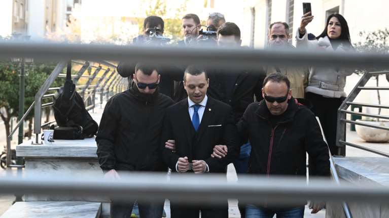 &quot;Η ευθύνη για αποφυλάκιση Κασιδιάρη ανήκει στους δικαστές&quot;: Αντιδρούν οι δικηγόροι των αλιεργατών στη δίκη της Χρυσής Αυγής