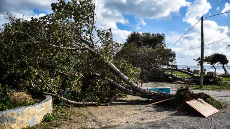 Ανεμοστρόβιλος χτύπησε χωριά της Θεσπρωτίας: Σοβαρές ζημιές σε σπίτια – Χωρίς ρεύμα η Παραμυθιά