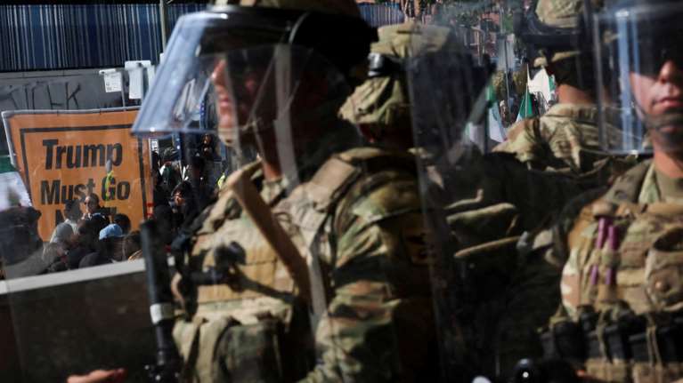 Ταραχές στο Λος Άντζελες: Γιατί ο Τραμπ εξαντλεί την εξουσία του - &quot;Η παράλογη φαντασίωση ενός προέδρου που φέρεται δικτατορικά&quot;