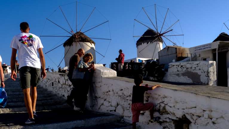 Ελεύθεροι χωρίς όρους οι τρεις Πακιστανοί που κατηγορήθηκαν ότι βίασαν ομαδικά τουρίστρια στη Μύκονο