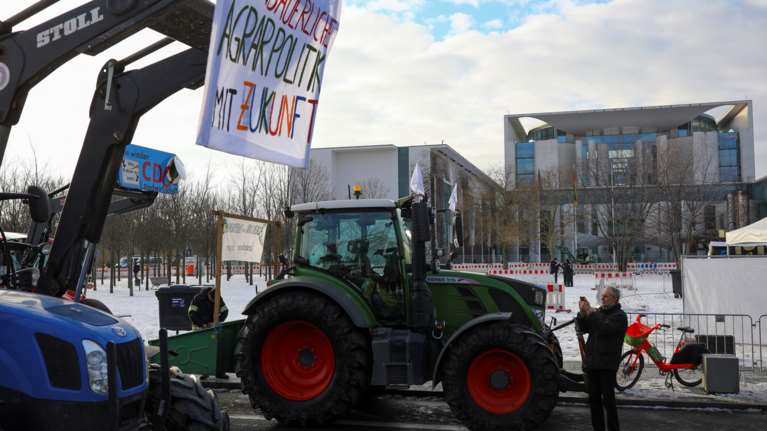 Γιατί οι Ευρωπαίοι αγρότες βγάζουν τα τρακτέρ στους δρόμους: Δύο νεκρές στη Γαλλία σε αγροτικό μπλόκο