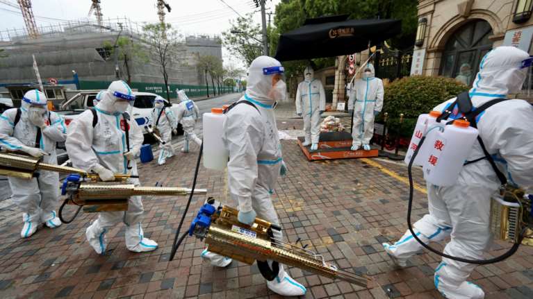 Σανγκάη: Οι αρχές μετατρέπουν με το ζόρι πολυκατοικίες σε κέντρα καραντίνας - Οργή από τους κατοίκους