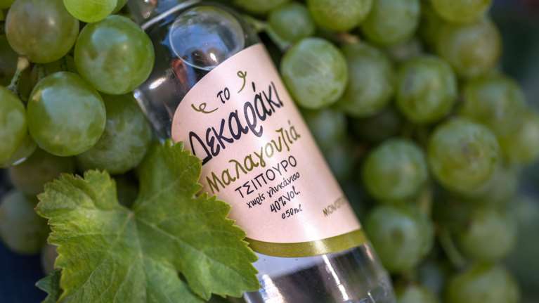 Δεκαράκι Μαλαγουζιά: Το τσίπουρο είναι και γυναικεία υπόθεση με φινετσάτο και εκλεπτυσμένο άρωμα