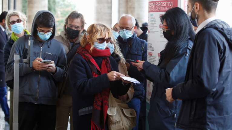 Μέτρα κορονοϊού: Τσουνάμι ελέγχων από 10.000 αστυνομικούς - 500 πρόστιμα σε ένα 24ωρο