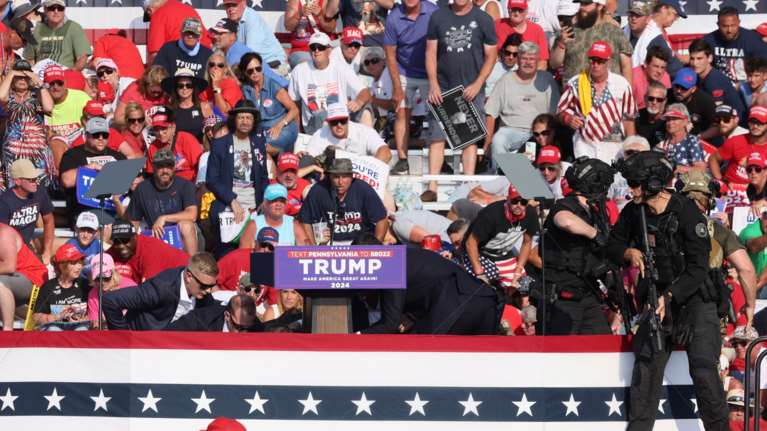 &quot;Προσευχές και πανικός&quot;: Οι αντιδράσεις των πολιτών μετά την απόπειρα δολοφονίας κατά του Τραμπ