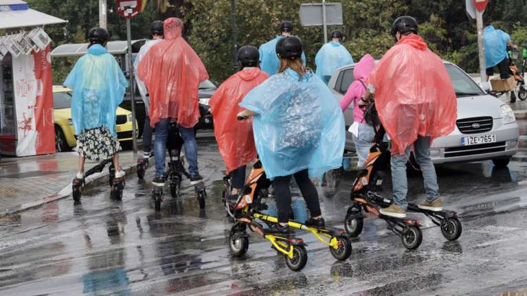 Καιρός: Επιδείνωση με βροχές και αφρικανική σκόνη - Επιμένουν οι υψηλές θερμοκρασίες