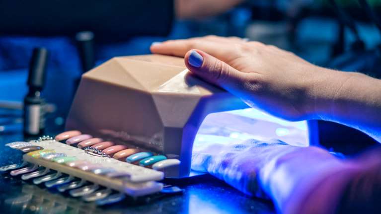 Νέα στοιχεία για το μανικιούρ με τζελ: Οι στεγνωτήρες νυχιών μπορεί να προκαλέσουν μεταλλάξεις στο DNA