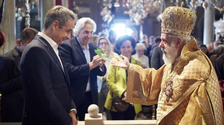 Ο Κυριάκος Μητσοτάκης στη Θεία Λειτουργία της πρώτης Αναστάσεως στην Τήνο [εικόνες]