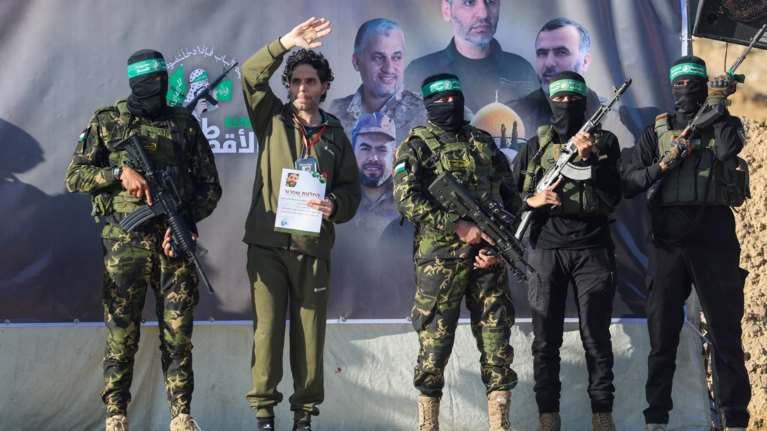 Σε εξέλιξη η απελευθέρωση ομήρων στη Γάζα: Η Χαμάς παρέδωσε τρεις άντρες στο Ισραήλ