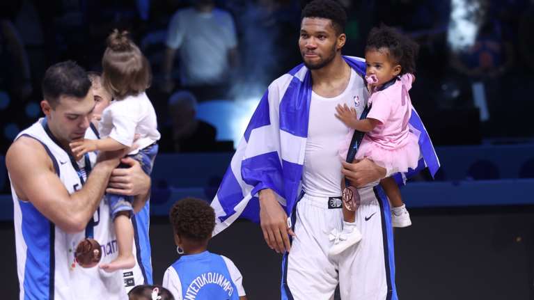 Γιάννης Αντετοκούνμπο: Οι συγκινητικές φωτογραφίες μετά την κατάκτηση του χάλκινου μεταλλίου