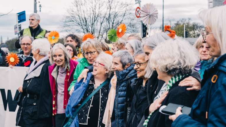 &quot;Δεν αντέχουμε τους καύσωνες&quot;: Πώς 2.000 κυρίες από την Ελβετία πέτυχαν ιστορική δικαστική νίκη για την κλιματική αλλαγή