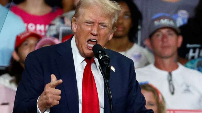 Ο Ντόναλντ Τραμπ πουλάει τρέλα και στηρίζει τον Μπάιντεν: Οι Δημοκρατικοί τον εκδίωξαν και τώρα λένε ότι τον αγαπάνε