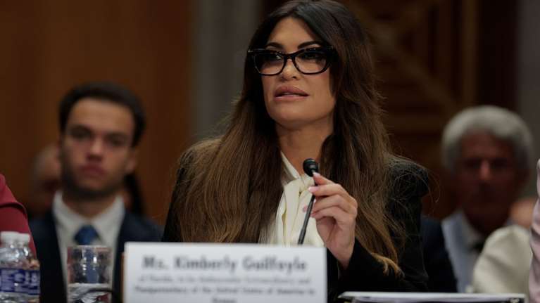 Πιο κοντά στην επικύρωση του διορισμού της η Γκίλφοϊλ: 13 ψήφοι υπέρ και 9 κατά στην Επιτροπή  Διεθνών Σχέσεων