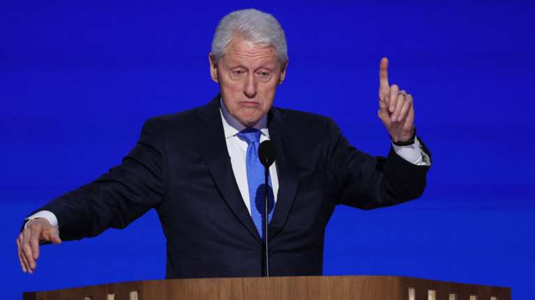 Μπιλ Κλίντον: Η εμφάνιση με χέρια που έτρεμαν και σπασμένη φωνή στο συνέδριο των Δημοκρατικών - &quot;Δεν έχω ακόμα πολλά συνέδρια...&quot;