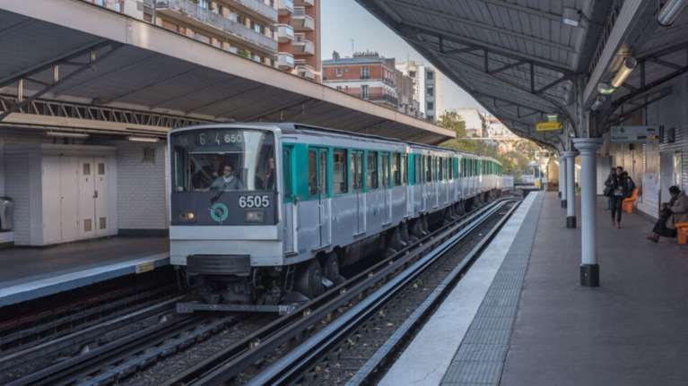 Τραγικό δυστύχημα στο μετρό του Παρισιού: Γυναίκα σκοτώθηκε όταν το παλτό της πιάστηκε στην αυτόματη πόρτα του συρμού