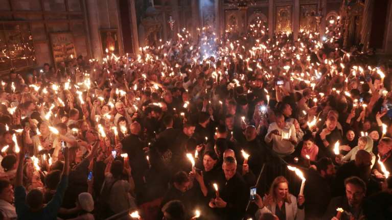 Ιεροσόλυμα: Η τελετή αφής του Αγίου Φωτός στo Ναό της Αναστάσεως [βίντεο]