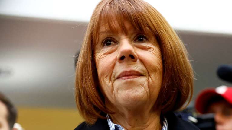 Η νέα ζωή της Ζιζέλ Πελικό: Η γυναίκα που στάθηκε ατρόμητη απέναντι στους 50 βιαστές της, άλλαξε όνομα και ζει σε χωριό