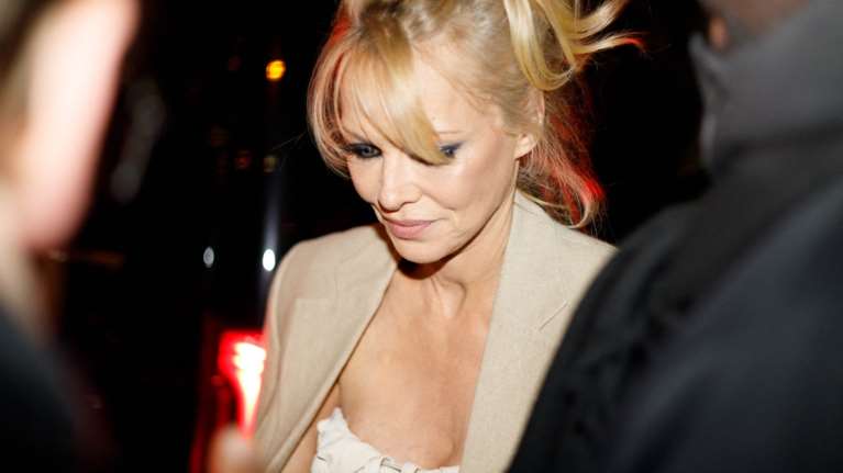 Ντοκιμαντέρ για την Πάμελα Άντερσον στο Netflix: Το sex tape ήταν σε χρηματοκιβώτιο με καλάσνικοφ και... μπικίνι