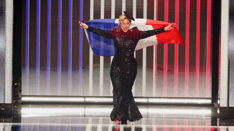 Σάλος στη Γαλλία από την άσεμνη χερονομία της La Zarra - Γιατί προκάλεσε η τραγουδίστρια στη Eurovision