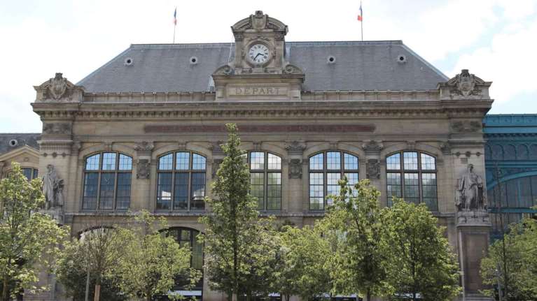 Συναγερμός στο Παρίσι: Αστυνομικοί πυροβόλησαν άνδρα που σχεδίαζε σβάστικες μέσα σε κεντρικό σταθμό