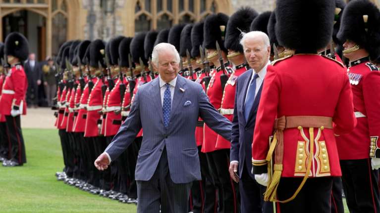 Η άβολη στιγμή του Μπάιντεν μπροστά στον Κάρολο - Γιατί ο Βασιλιάς, μπερδεμένος, τού έκανε νόημα να προχωρήσουν