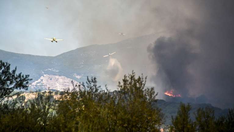 Αχαΐα: Εκτός ελέγχου η πυρκαγιά στα Συχαινά - Απειλούνται σπίτια και εργοστάσια