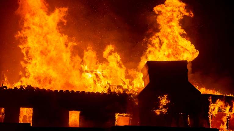 Πύρινη λαίλαπα στο Λος Άντζελες: Οι διάσημοι που είδαν τα σπίτια τους να γίνονται στάχτη