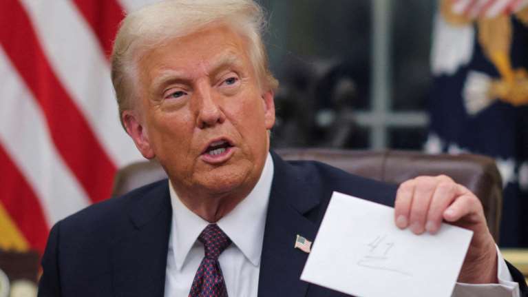 Επιστροφή Τραμπ στο Οβάλ Γραφείο: Η στιγμή που βρίσκει το γράμμα που του άφησε ο Μπάιντεν - Του το θύμησε δημοσιογράφος