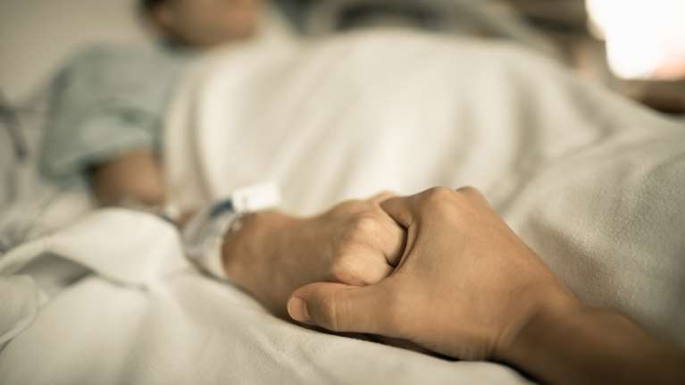 Γιατί σαρώνει ο καρκίνος του παχέος εντέρου στους νέους - Πού κρύβεται η απάντηση εκτός από τη διατροφή