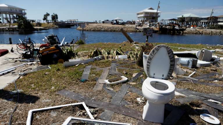 ΗΠΑ: Δεκάδες νεκροί, τόνοι λάσπης και χιλιάδες νοικοκυριά χωρίς ρεύμα μετά το καταστροφικό πέρασμα του τυφωνά Helene
